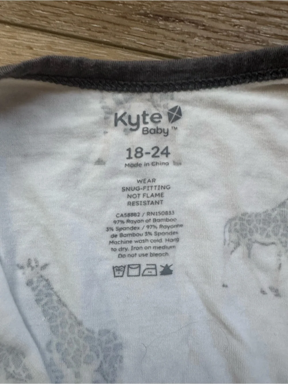 Kyte Baby zip-up romper with Giraffe Print - White & Gray 18-24M